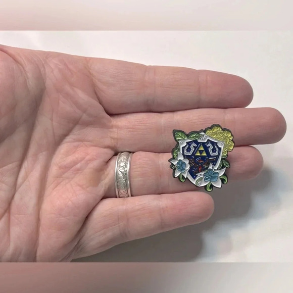 The Legend of Zelda - Hylian Shield Floral Pin 🌼🛡️ - Picture 4 of 5